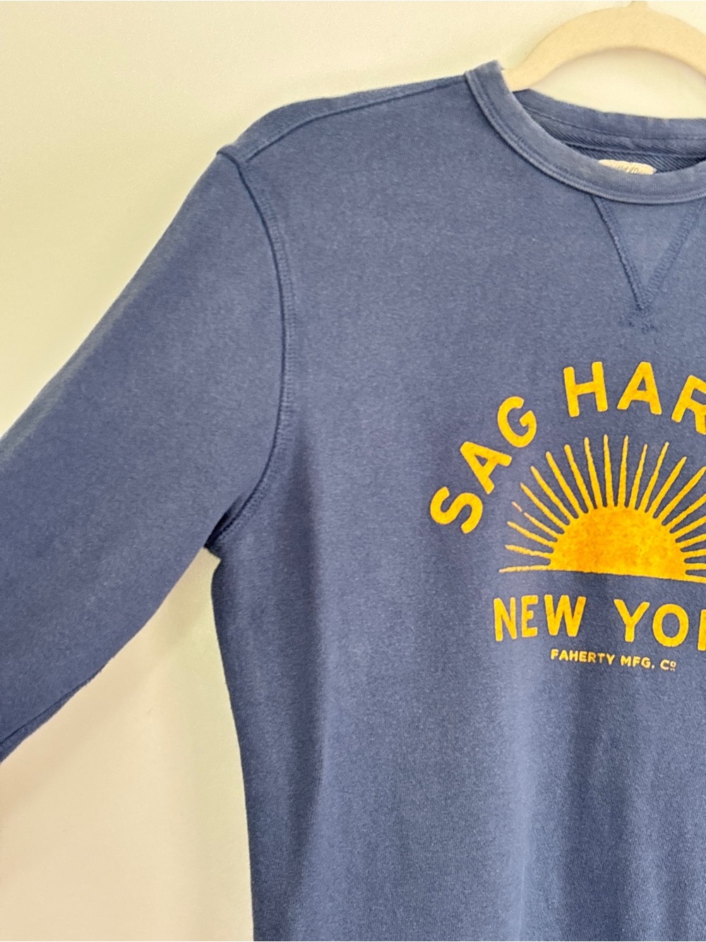 Faherty Women's Crewneck Sweatshirt Medium Sag Harbor New York Casual Cozy D63 - Picture 3 of 13